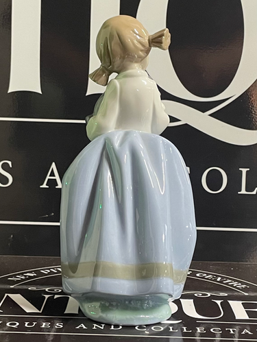 置物 NAO DAISA. 2003 Vintage NAO Lladro Daisa Porcelain Seated Girl with Cat