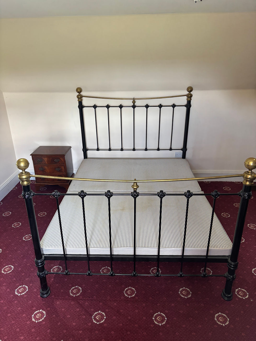 Thumbnail: Brass & Black Cast Metal Iron Antique Kingsize Bed with Metal Head & Footboard