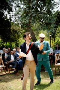 maestros de ceremonia civil hablando y haciendo reír a los novios