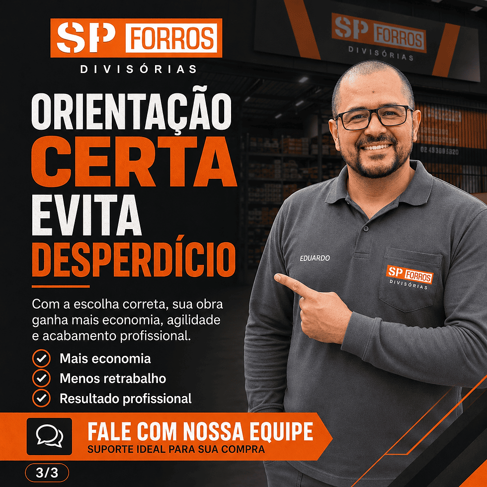 Eduardo da SP forros sorridente aponta para anúncio SP Forros Divisórias com texto Orientação certa evita desperdício, em fundo escuro.