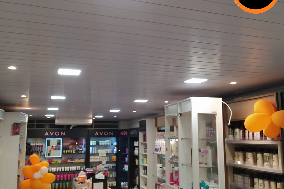 Detalhe de forro PVC econômico para comparação antes da compra