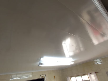 Transforme seu Espaço com Elegância: Descubra as Vantagens do Forro de PVC Junta Seca Branco Liso!