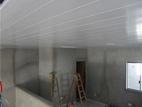 Transforme seu Espaço com Elegância: A Revolução do Forro em PVC Branco Frisado na sua Reforma