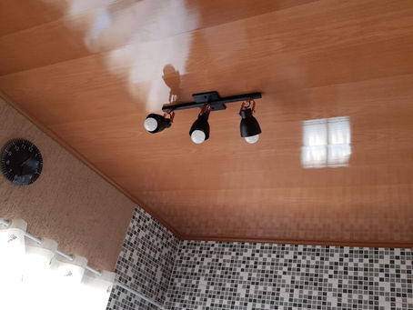 Quais são as vantagens do forro de PVC junta seca madeirado liso?