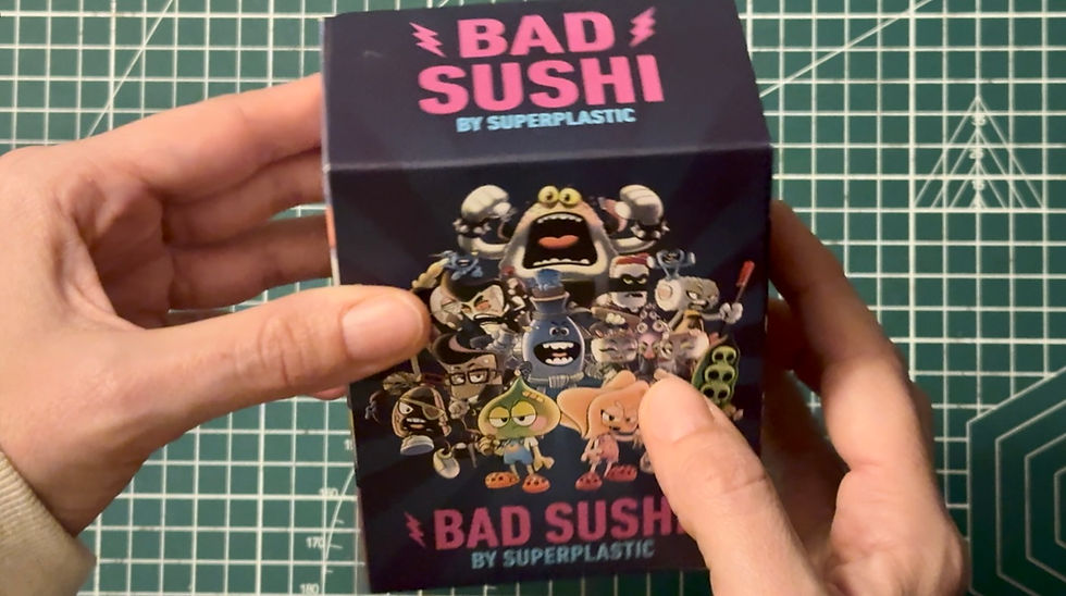 Colecionável Bad Sushi da Superplastic em manuseio, sem abertura da embalagem, destacando o objeto físico na cultura pop contemporânea
