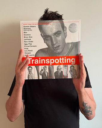 Fabio Mergulhão segurando um disco do Trainspotting Sounstrack