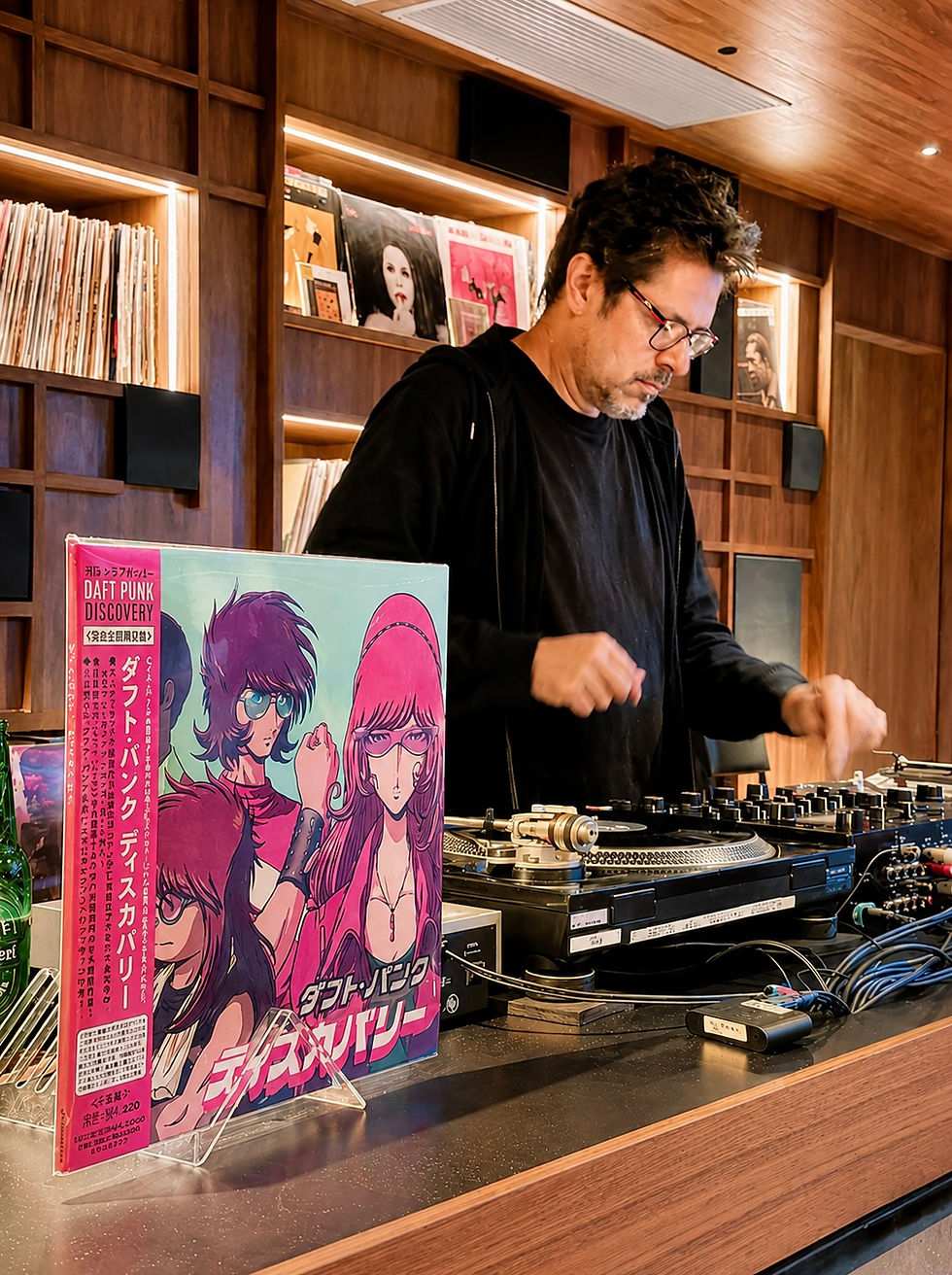 Fabio Mergulhão conduzindo o set da Moskito Eletriko no Formosa Hi-Fi durante a festa Mó Baile Fortnite na gamescom latam 2026, com o disco Discovery do Daft Punk em destaque.
