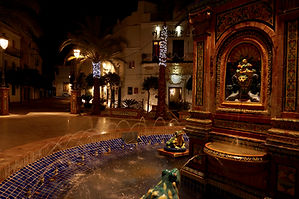 Vejer, Plaza de España fountain at night