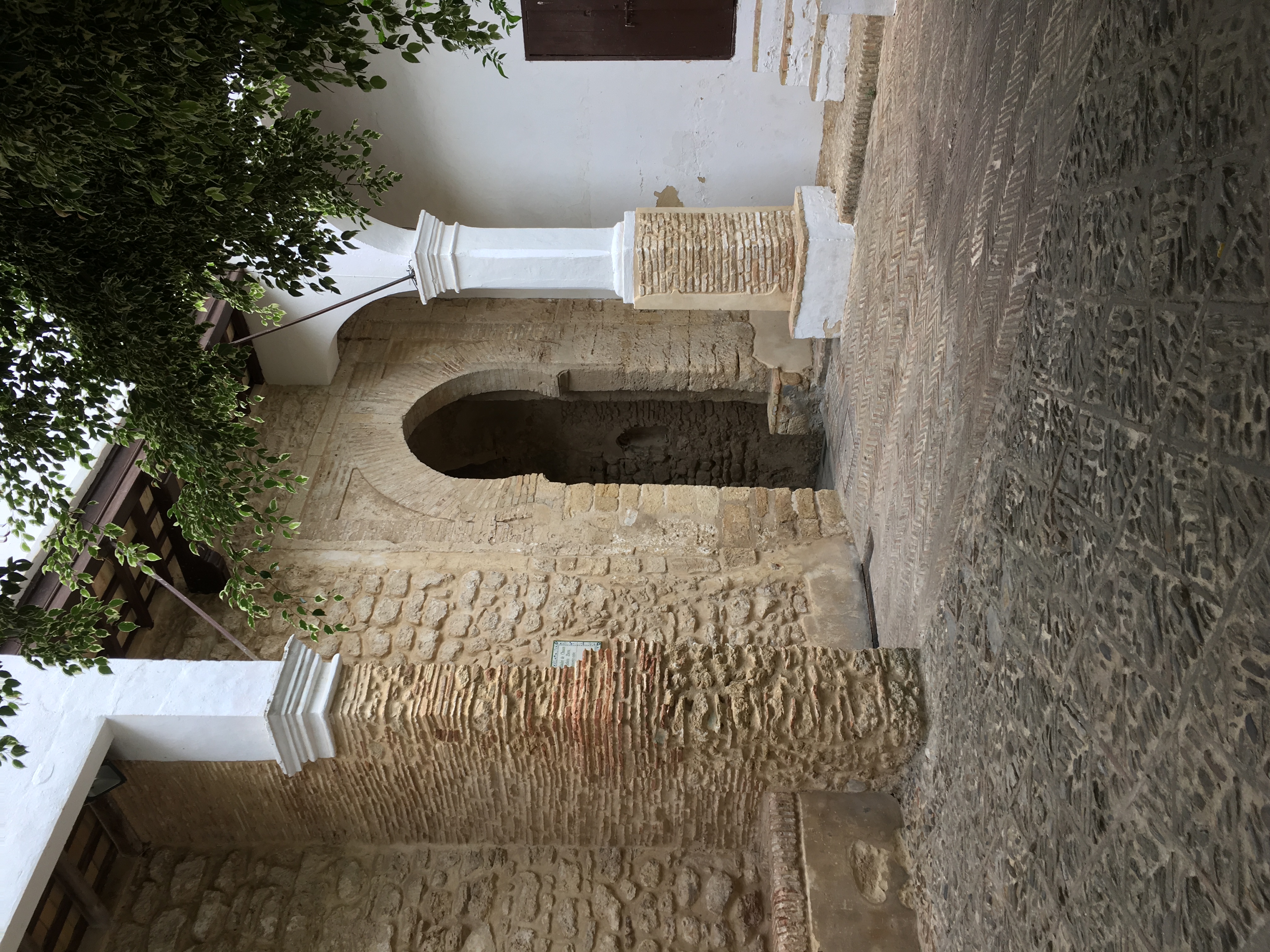 Castle Courtyard / Castillo Patio
