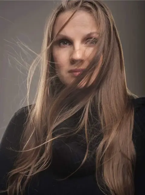 Rebecka Johnston by Aknay Csaba