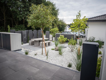 Vorgarten mit Schiefer Stelen, Müllboxen, Terrasse und Signo Platten sowie pflegeleichter Bepflanzung