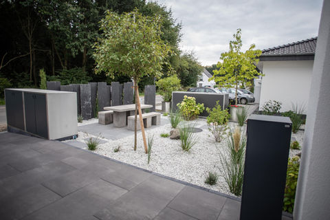 Vorgarten mit Schiefer Stelen, Müllboxen, Terrasse und Signo Platten sowie pflegeleichter Bepflanzung