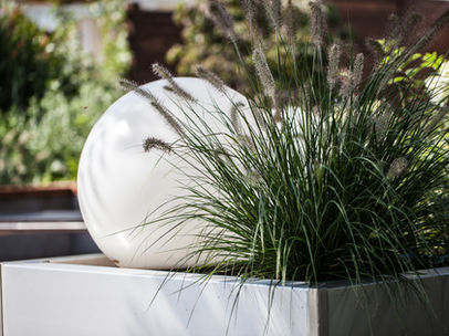 Beleuchtung mit Moonlights bei Tageslicht im Hochbeet aus Metall