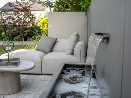 Sitzlounge mit Wasserbecken und Wasserschütte