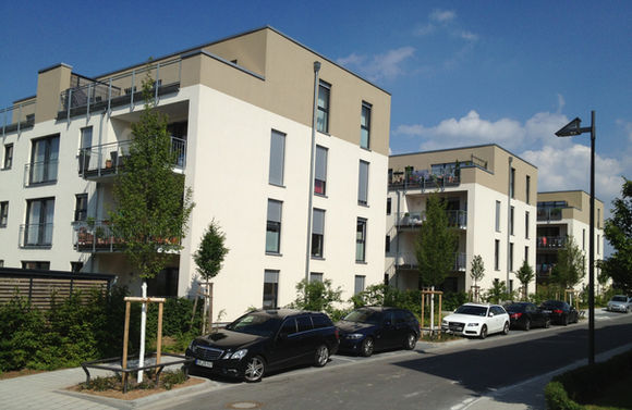 Neubaugebiet Riedberg Frankfurt Straßenbegleitgrün mit Hochstämmen