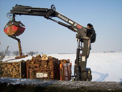 Anlieferung von Brennholz mit Kranwagen