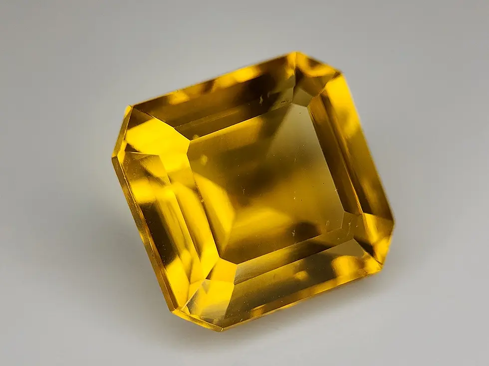 Citrine Madeira 5.83 ct, taille octogone carrée, jaune intense, VVS sans traitement.