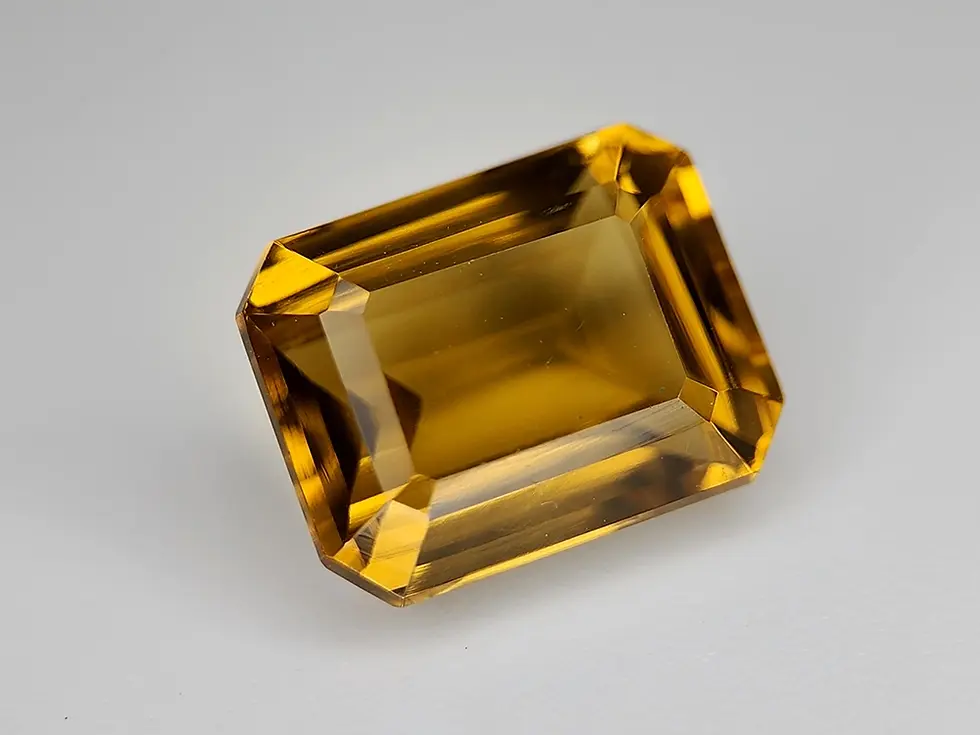 Petite Citrine Madeira 5.45 ct, éclat miel orangé, pureté VVS, octogone naturel.