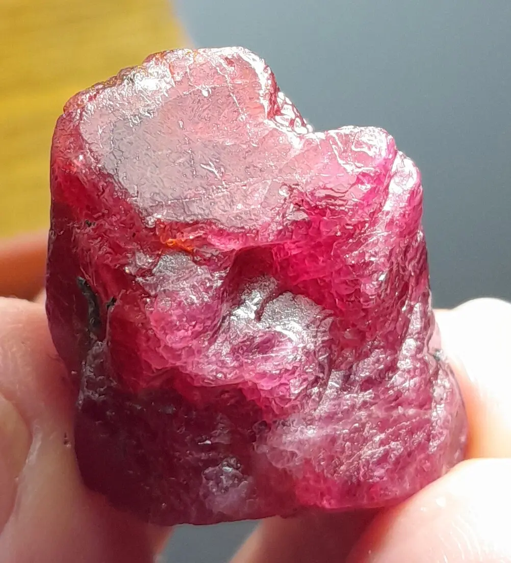 Grappe de spinelle rouge naturel de Luc Yen, 60 carats, spécimen brut de collection.