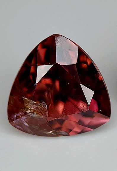 Zircon impérial naturel 1.68 ct, rond 6.5mm, jaune d'or, eye-clean VVS, haute dispersion, non traité.