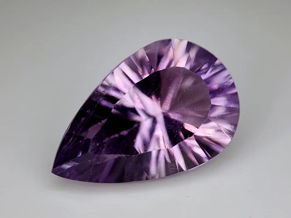 Amétrine poire naturelle 7.17 ct, éclats violets dynamiques, taille concave, VVS.