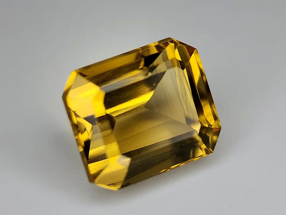 Citrine Madeira 5.92 ct, forme octogone compacte, jaune orangé riche, VVS naturelle.