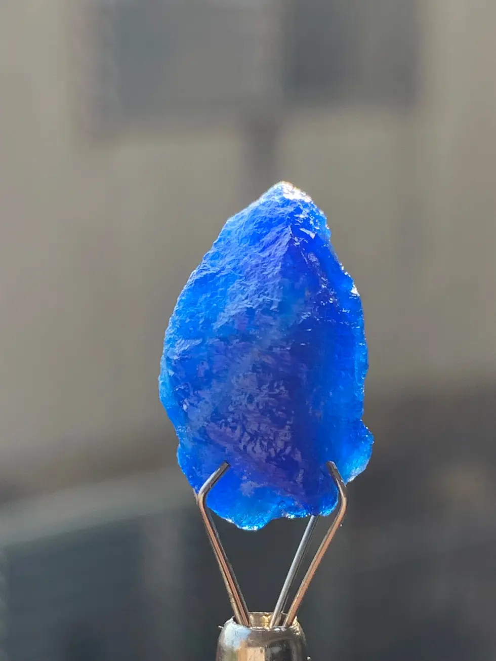 Spécimen d'haüyne bleue brute de 8.5 carats, forme allongée et couleur cobalt profonde de Badakhshan.
