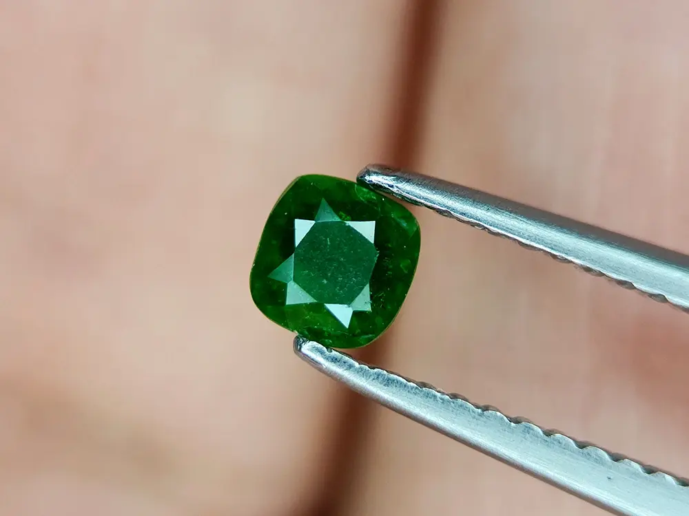Gemme démantoïde naturelle 0.48 ct, taille ronde, vert vibrant, feu interne exceptionnel, clarté VVS.