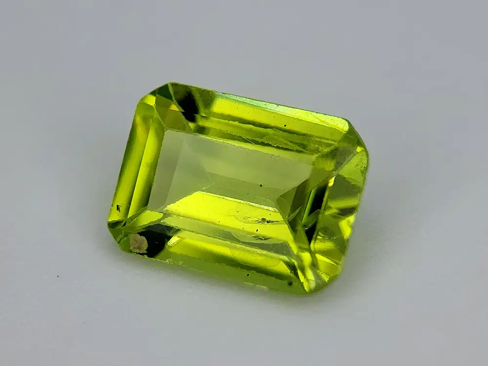 Péridot naturel de 1.20 carats, vert-jaune brillant, taille octogonale.