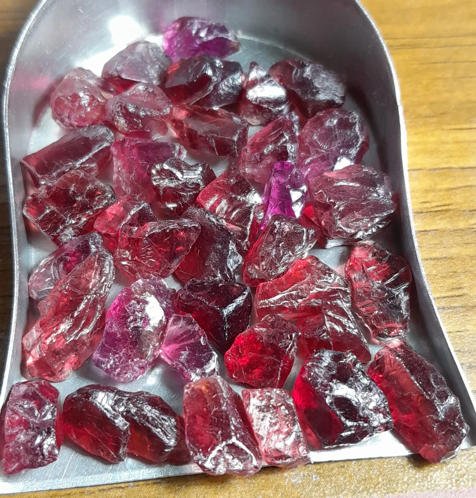 Gros spécimen de grenat almandin de Luc Yen, Vietnam, 115.6 carats, teintes brun-rouge-rose.