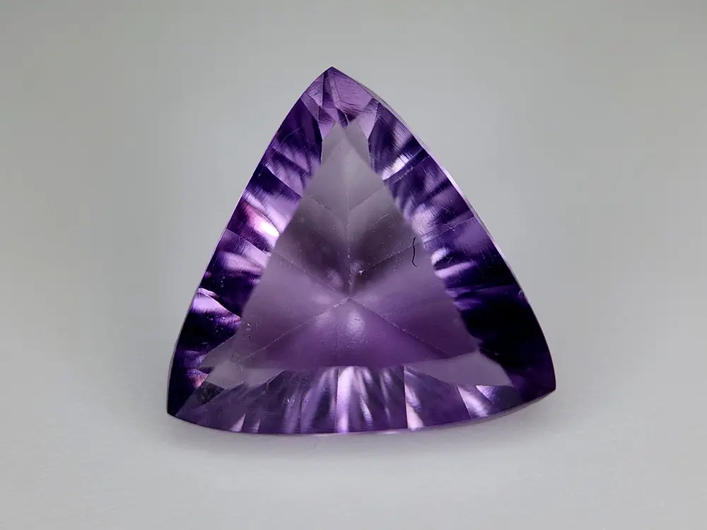 Améthyste naturelle trillion 4.87 ct, taille concave starburst, éclat violet vif, VVS.