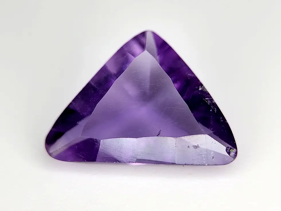 Améthyste naturelle 2.95 ct, taille concave, éclat cristallin, violet limpide VVS.