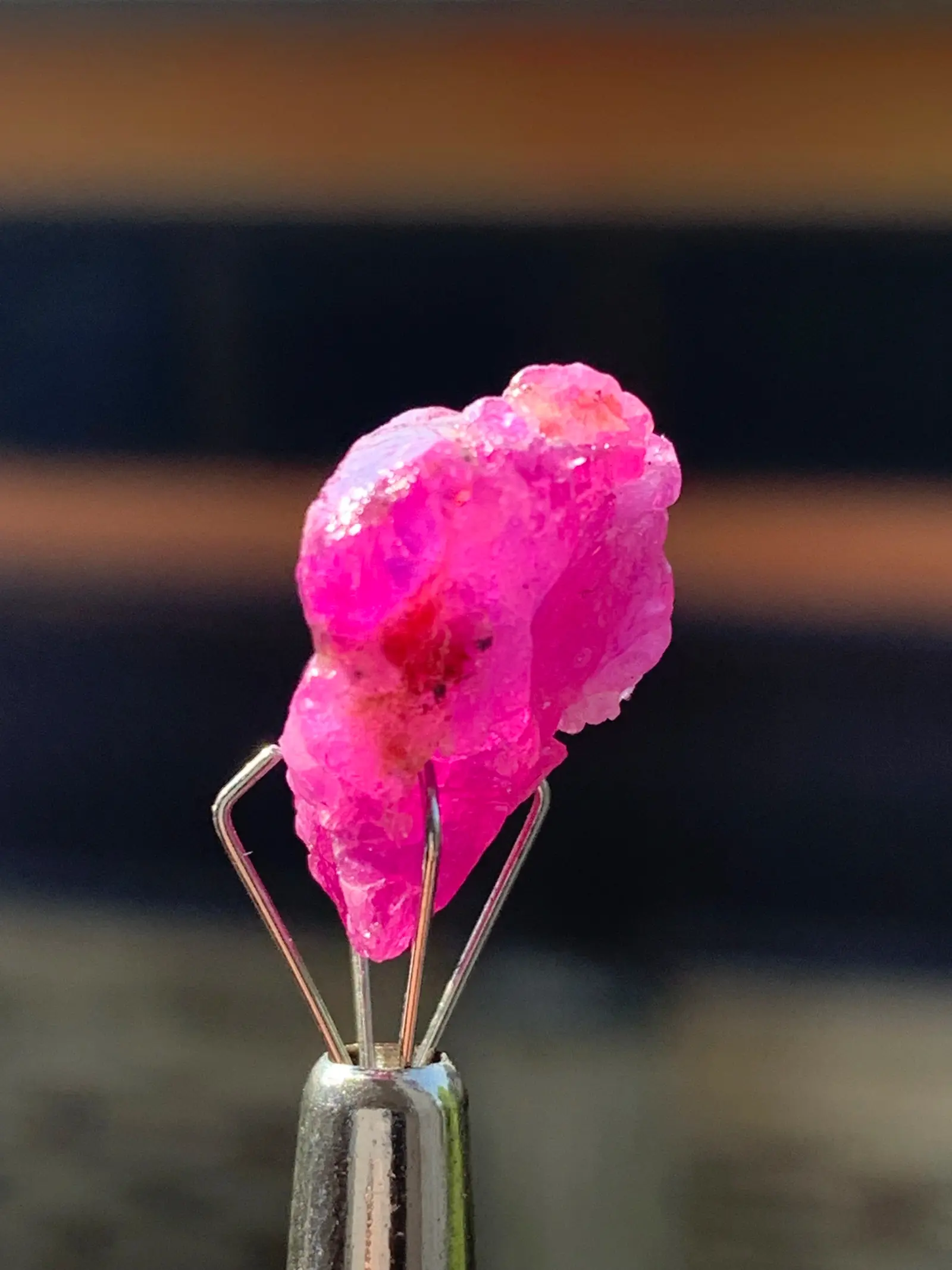 Cristal de rubis brut magenta de Jegdalek, structure opaque naturelle avec faces de croissance visibles, origine Afghanistan.