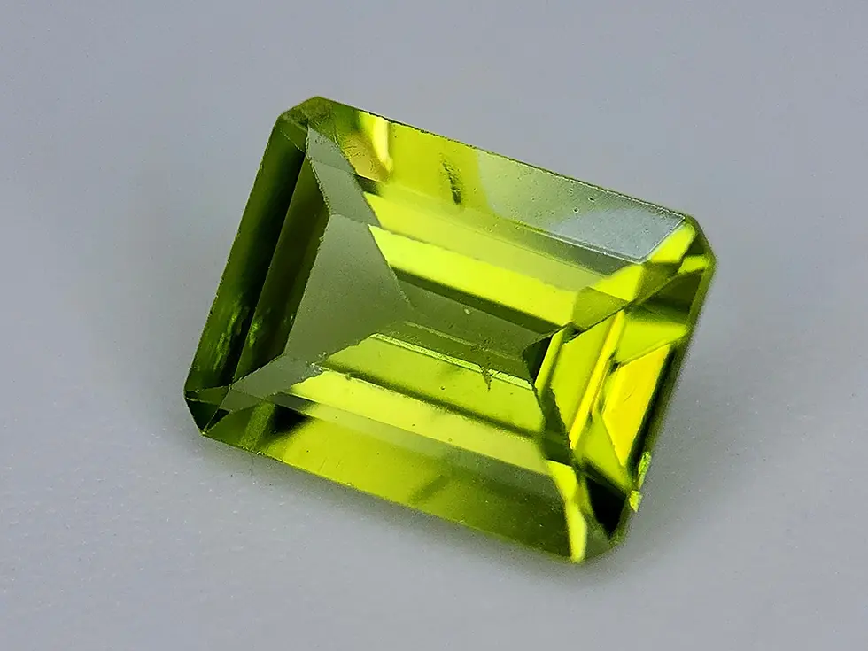 Péridot naturel 1.40 carats, couleur vert citron saturée, taille octogonale, Pakistan.