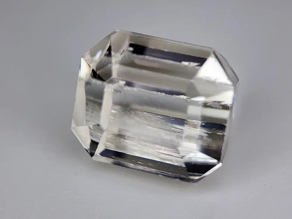 Spodumène variété triphane jaune pâle de 5.63 ct, taille octogonale, haute limpidité.