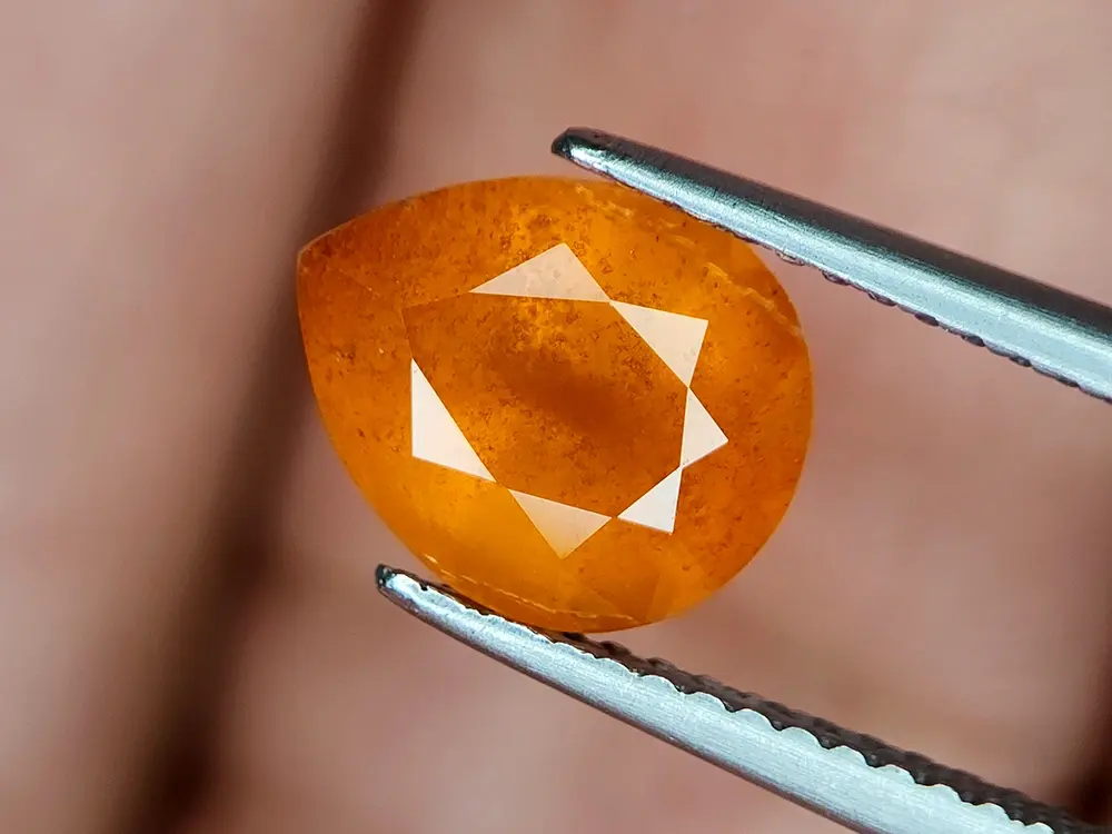 Grand Grenat Hessonite 2.70 ct, couleur cannelle profonde, taille émeraude, VVS-VS naturel.