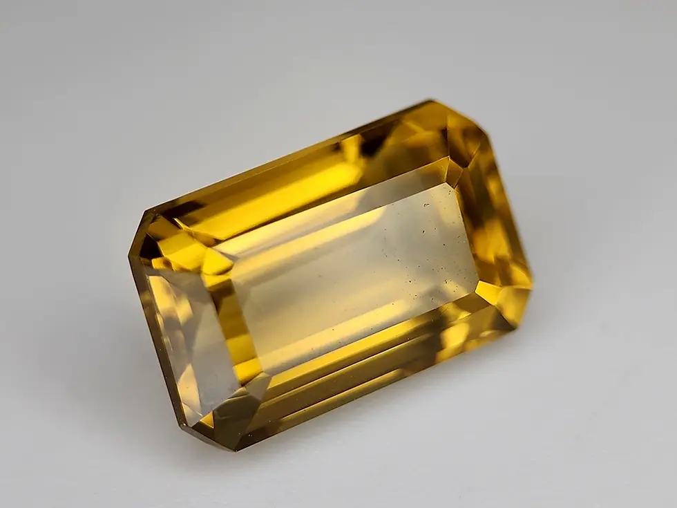 Citrine Madeira 5.73 ct, forme rectangulaire, orange miel saturé, pureté VVS naturelle.