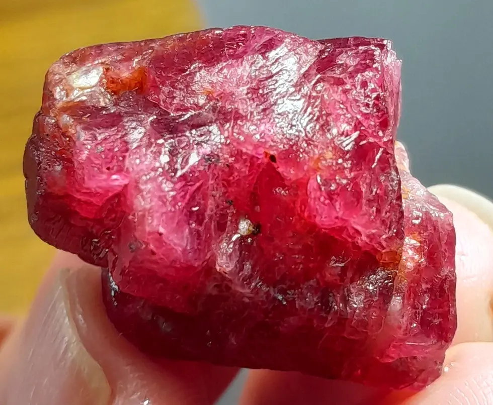 Grappe de spinelle rouge naturel de Luc Yen, 60 carats, spécimen brut de collection.