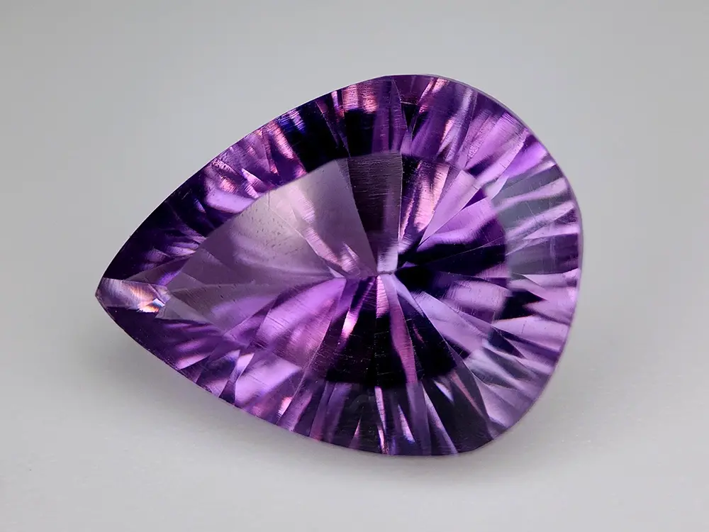 Amétrine poire 6.99 ct, taille concave sunburst, bicolore vibrant, pureté exceptionnelle VVS.
