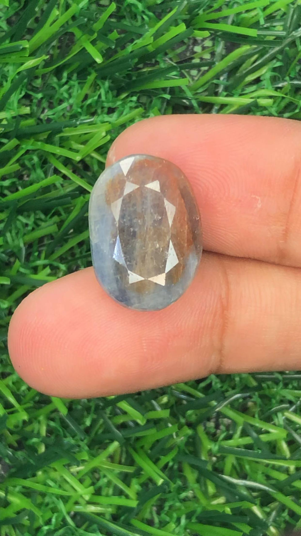 Très gros saphir bleu birman de 22 carats, corps opaque et massif avec inclusions naturelles sur fond neutre.