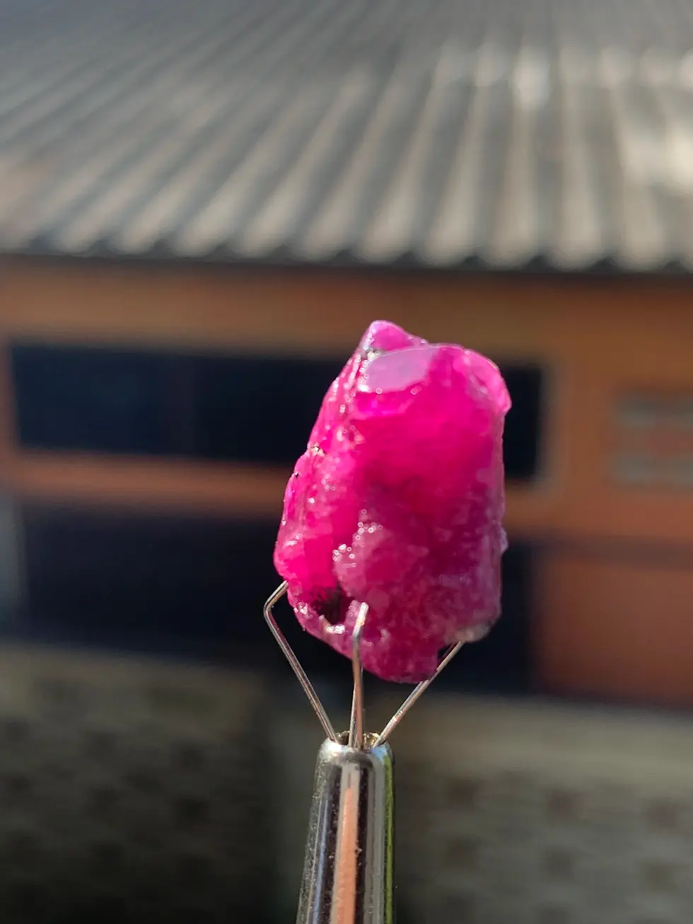 Cristal de rubis brut compact de Jegdalek, couleur magenta vive, origine Afghanistan.