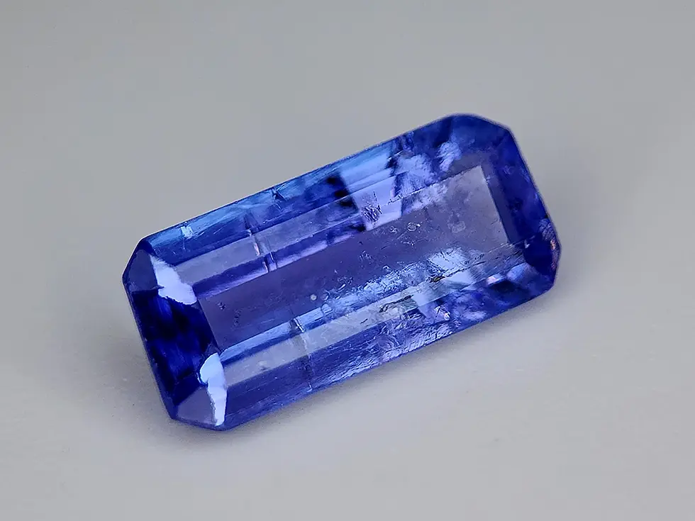 Tanzanite naturelle 1.82 ct, couleur lilas pâle, forme allongée, clarté VVS, fenêtre centrale.
