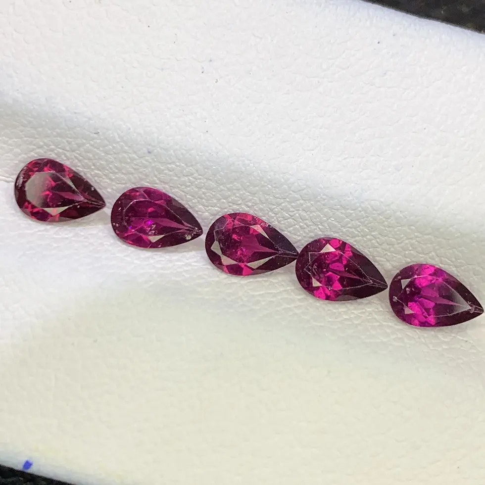 Lot de cinq grenats grape naturels pourpres, taille poire, 2.28 carats au total, origine Tanzanie.