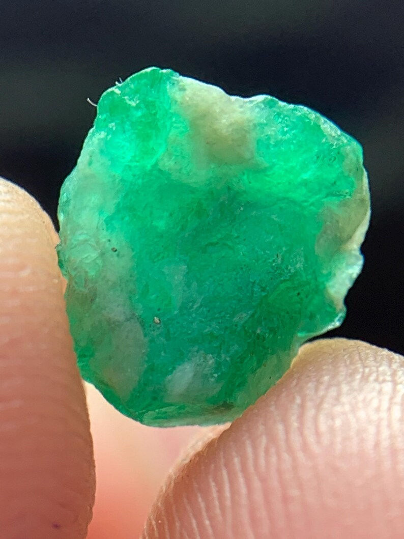 Cristal d'émeraude brute de Swat, couleur vert vif, spécimen minéral naturel sur fond neutre.