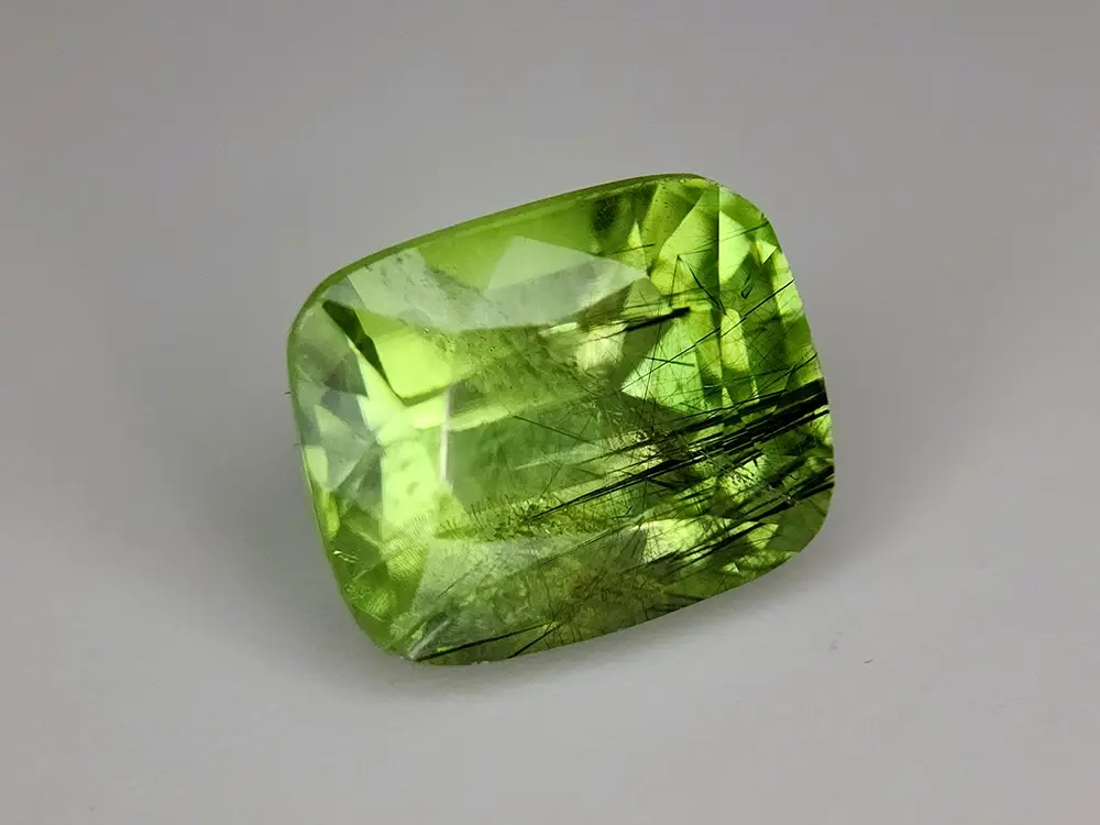 Péridot Ludwigite 3.79 ct, "Tempête" d'inclusions dynamiques, vert vif, forme poire unique.