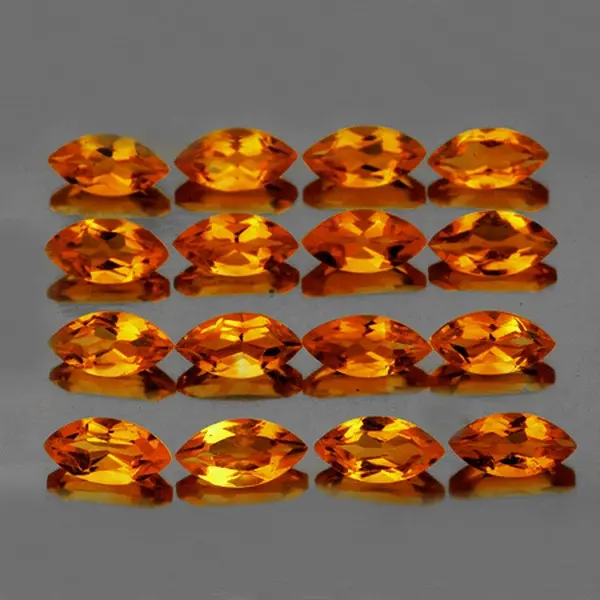 Ensemble de 40 petites citrines marquises de couleur orange Madeira disposées en lignes, montrant une uniformité de taille et