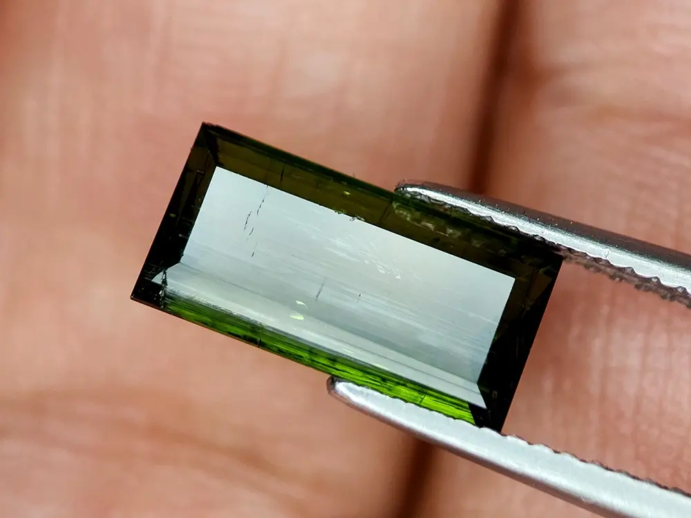 Tourmaline verte naturelle 3.08 ct taille octogone vert forêt profond.