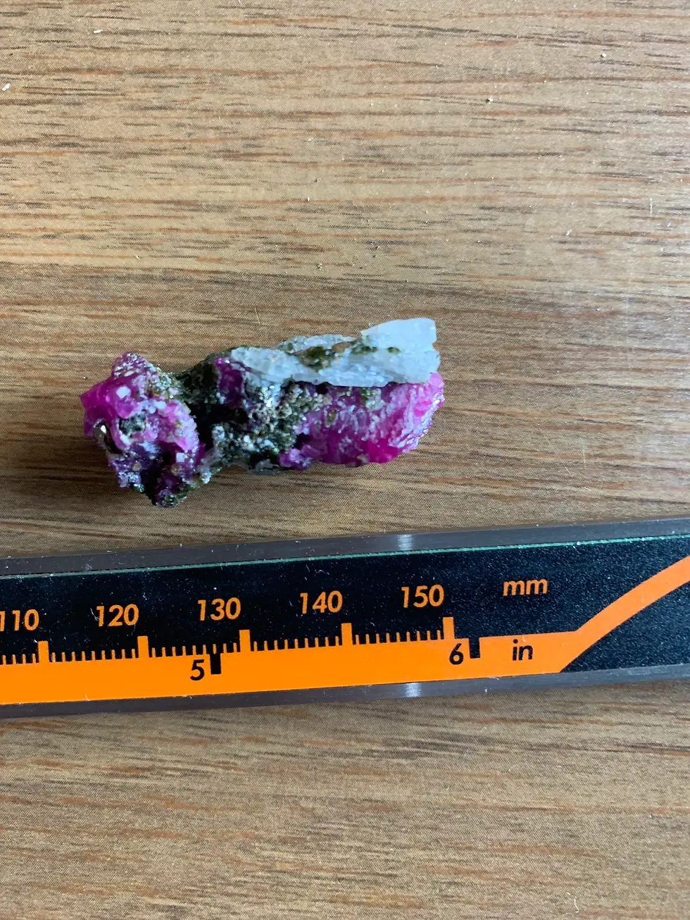 Thumbnail: Spécimen de collection massif de Jegdalek (Afghanistan) montrant des cristaux de rubis magenta vifs entièrement opaques dans