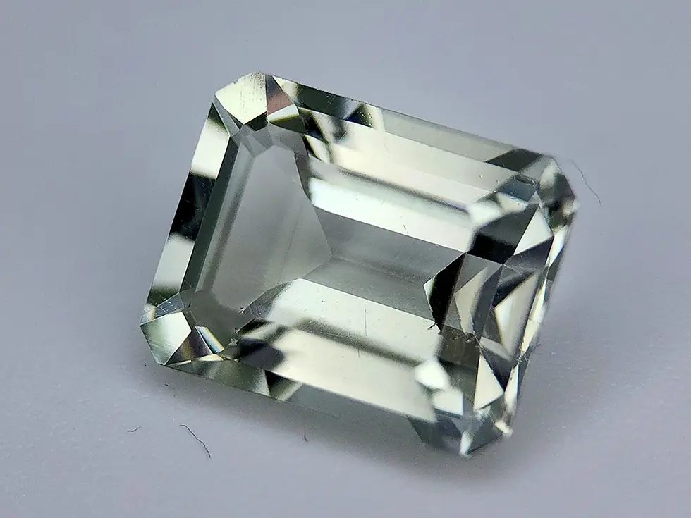 Topaze blanche naturelle 2.82 carats, clarté exceptionnelle, éclat cristallin pur.