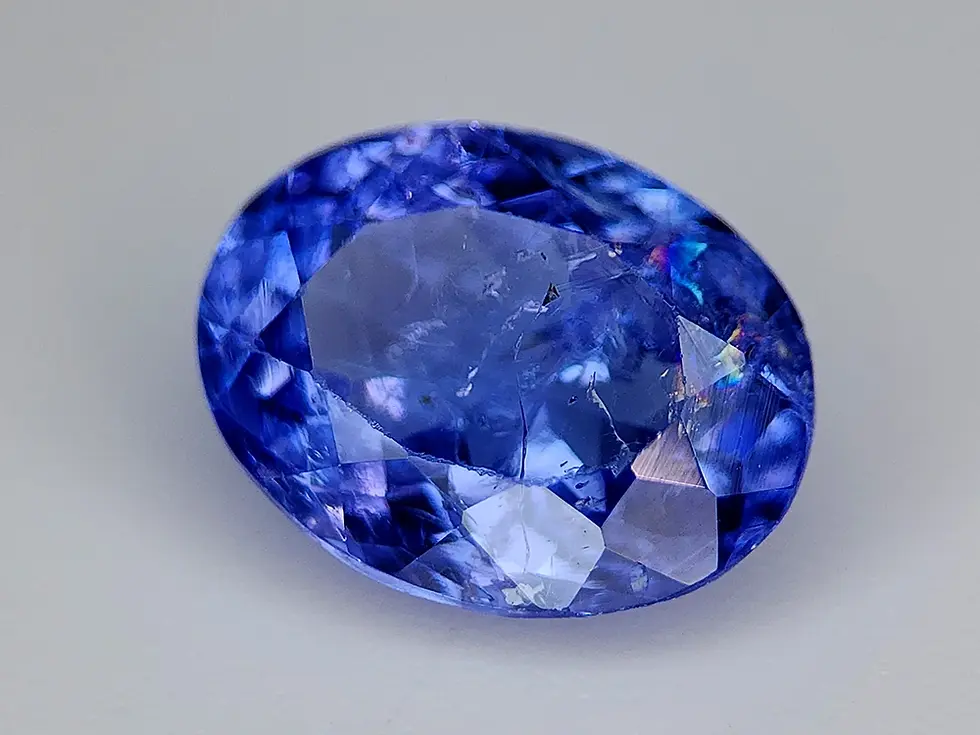 Tanzanite naturelle 2.26 ct, bleu grisâtre sombre, inclusions visibles SI, ovale.